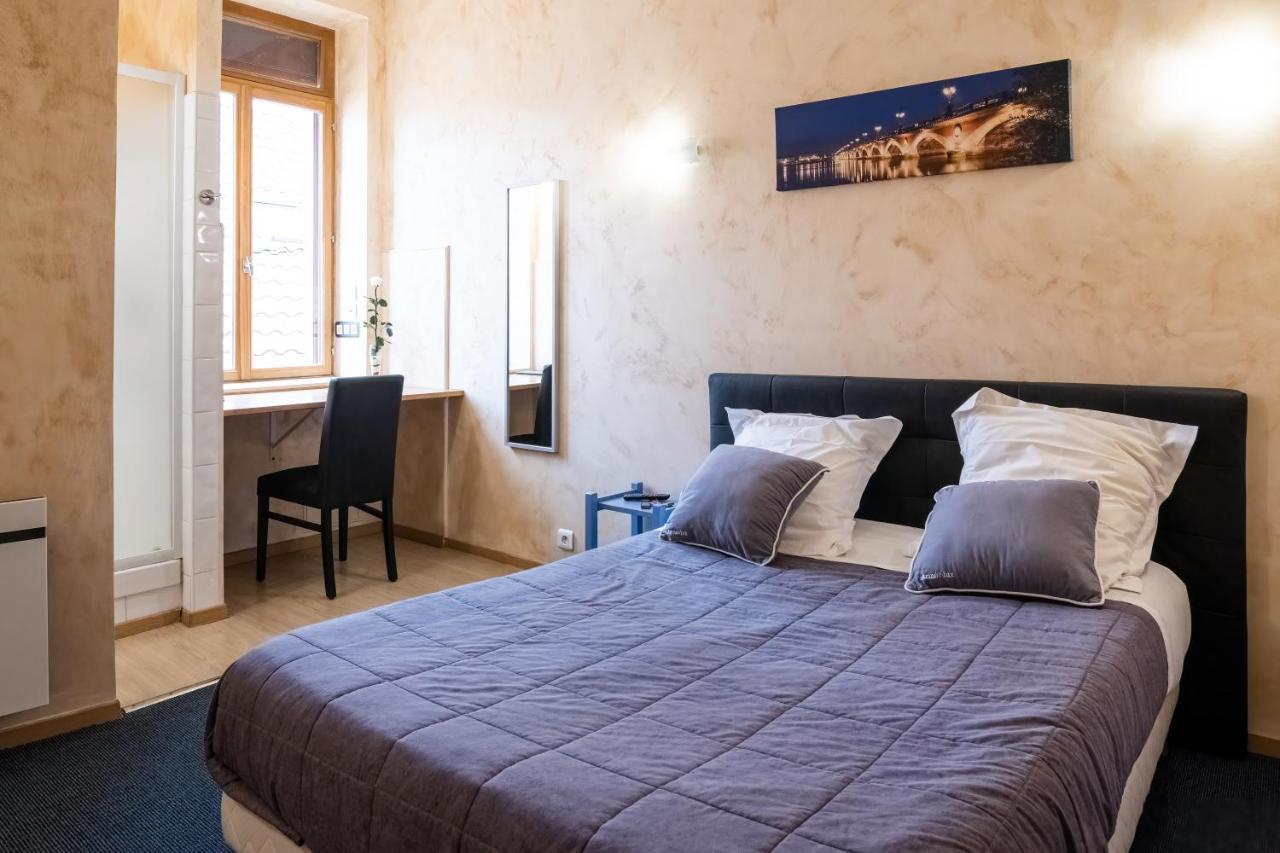 Hotel De La Gare Latresne Esterno foto