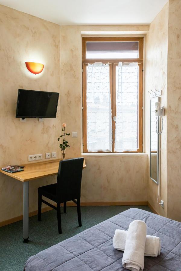 Hotel De La Gare Latresne Esterno foto